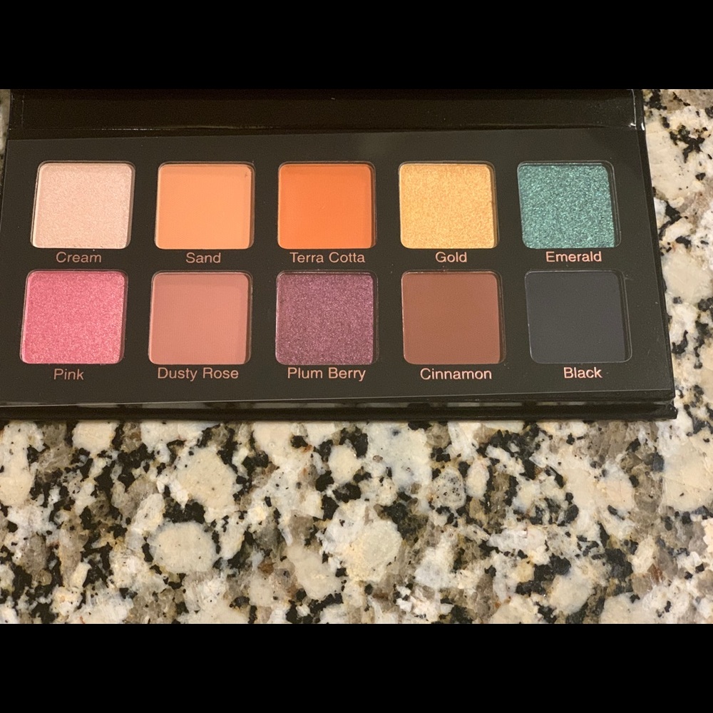 Violet Voss Essentials Eye Shadow Palette - Picture 4 of 4